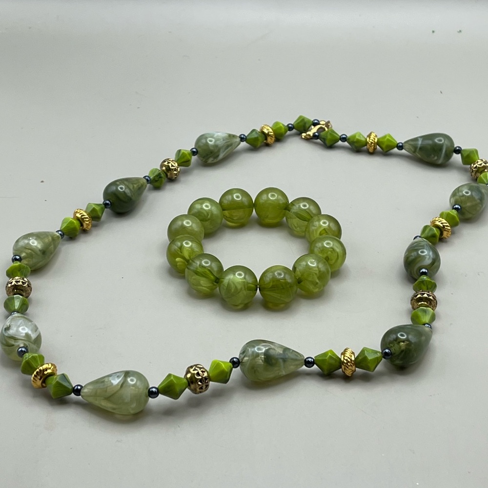 Elegant Green Beaded Necklace and Bracelet Set